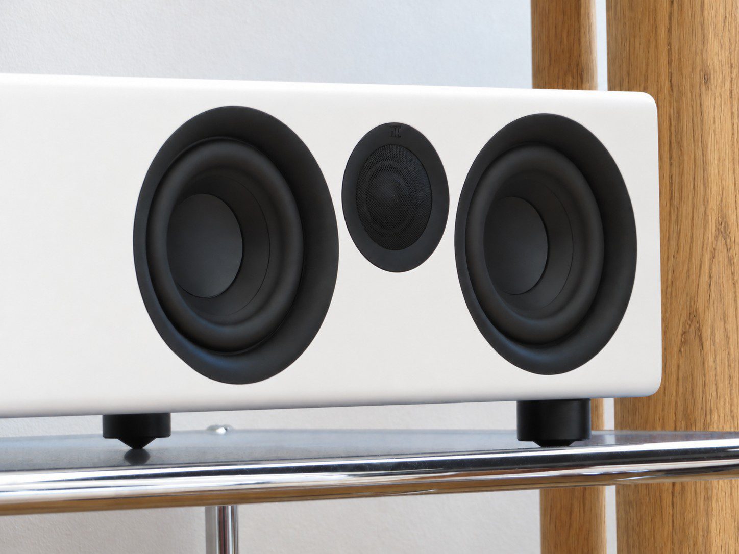 Design und Sound Weisser Lautsprecher David Vonlanthen. Ich bin angetan von schönen Dingen. Design, Möbel und Musik. Wenn die Musik aus einer High-End-Musikanlage schallt, ist das perfekt.